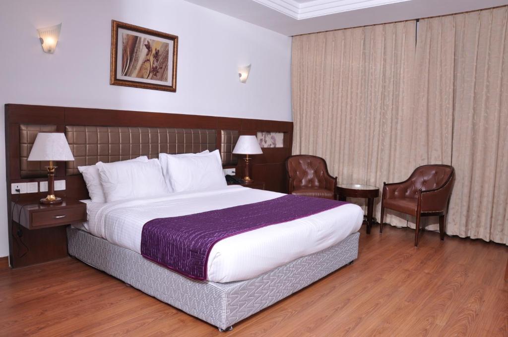 Lilywhite Hotel New Delhi Buitenkant foto