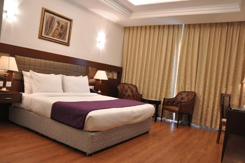 Lilywhite Hotel New Delhi Buitenkant foto